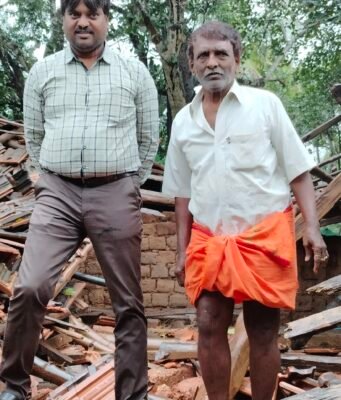 ಮಳೆ ಅಬ್ಬರಕ್ಕೆ ಕುಸಿದು ಬಿದ್ದ ಕೊಟ್ಟಿಗೆ ಮನೆ