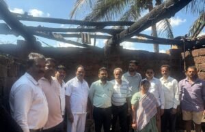 ಬೆಂಕಿ ತಗುಲಿ ಮನೆ ಸಂಪೂರ್ಣ ಹಾನಿ /ಶಾಸಕರ ಆಪ್ತರು ಸ್ಥಳಕ್ಕೆ ಬೇಟಿ.