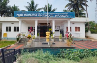 ಗ್ರಾಮ ಪಂಚಾಯಿತಿ ಕಟ್ಟಡದ ಎದುರು ಗಿಡಗಂಟಿ ಬೆಳೆದು ಅವ್ಯವಸ್ಥೆ..!!