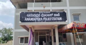 ಮನೆ ಬಾಗಿಲು ಮುರಿದು ಚಿನ್ನಾಭರಣ, ಹಣ ಕಳವು/ಗ್ರಾಮಸ್ಥರ ಸಹಕಾರದೊಂದಿಗೆ ಆರೋಪಿಯನ್ನು ಸೆರೆ ಹಿಡಿದ ಪೊಲೀಸರು..!!