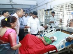 ಖಾಸಗಿ ಬಸ್ ಬೈಕ್ ಸವಾರನ ಉಳಿಸಲು ಹೋಗಿ ಬಸ್ ಪಲ್ಟಿ..!!