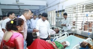 ಖಾಸಗಿ ಬಸ್ ಬೈಕ್ ಸವಾರನ ಉಳಿಸಲು ಹೋಗಿ ಬಸ್ ಪಲ್ಟಿ..!!