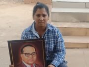 ಅಂಬೇಡ್ಕರ್ ಭಾವ ಚಿತ್ರ ಹಿಡಿದು ನ್ಯಾಯಕ್ಕಾಗಿ ಠಾಣೆಯ ಎದುರು ಪ್ರತಿಭಟಿಸಿದ ಮಹಿಳೆ ..!!