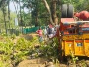 ಆನಂದಪುರ ಸಮೀಪ ಲಾರಿ ಪಲ್ಟಿ: ಪ್ರಾಣಾಪಾಯದಿಂದ ತಪ್ಪಿದ 6 ಜನ ..!!